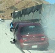 搞笑GIF动图：原来姑娘才是大力士，后面的黑人哥们都看呆了