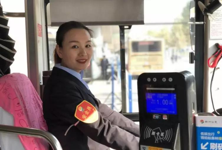 在公交车上放零钱筐的郑州女车长火了！今天还有一个更暖的后续
