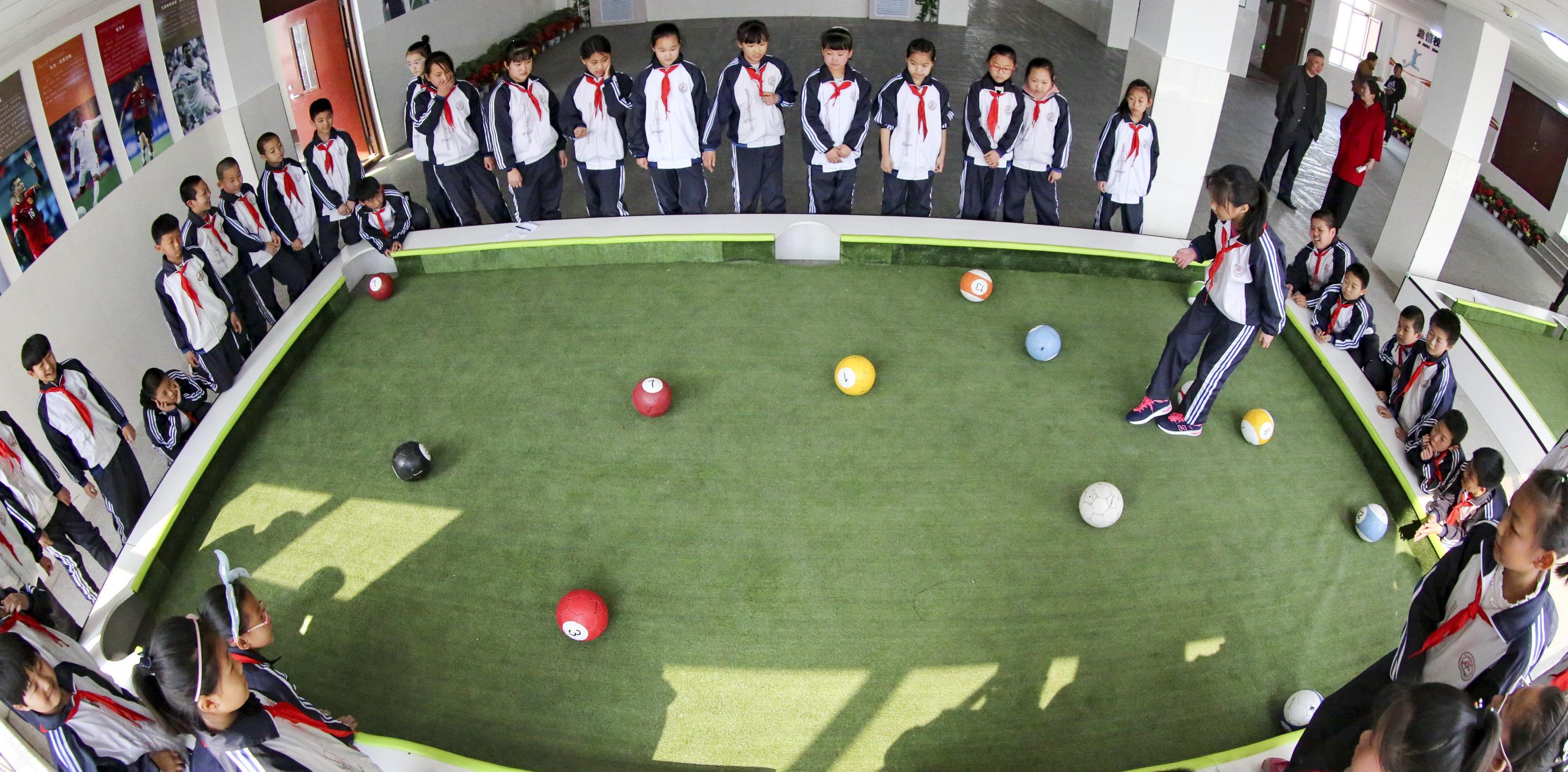 用脚踢台球,不仔细看还真发现不了