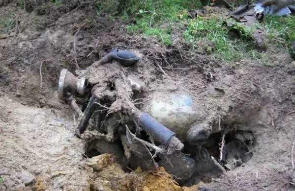 俄罗斯小伙挖掘二战物品,俄罗斯挖掘二战武器