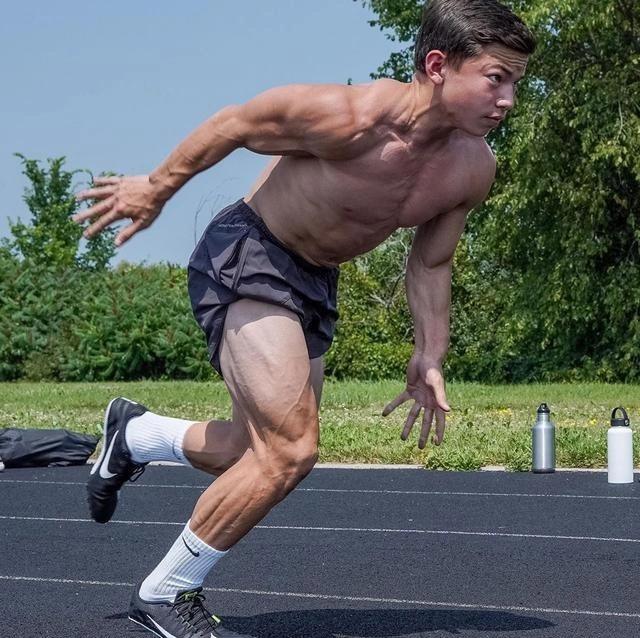 他健身4年，17岁就练出了强壮肌肉，身高只有160cm，怎么回事？