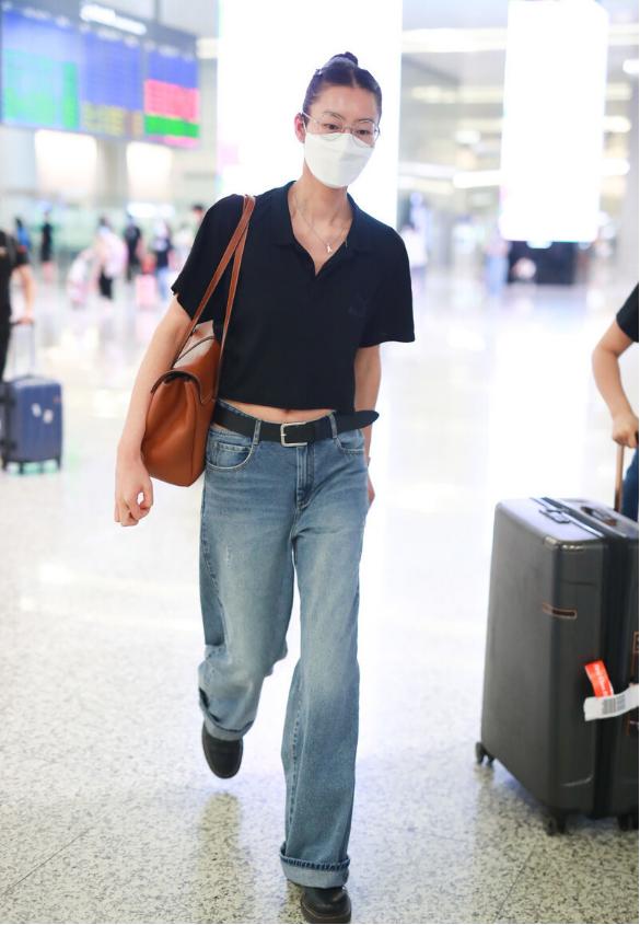 刘雯穿牛仔裤尽显大长腿，不愧是超模身材，腿也太长了