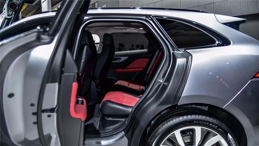 四十多万买捷豹f-pace到底值不值,捷豹f-pace又银色落地