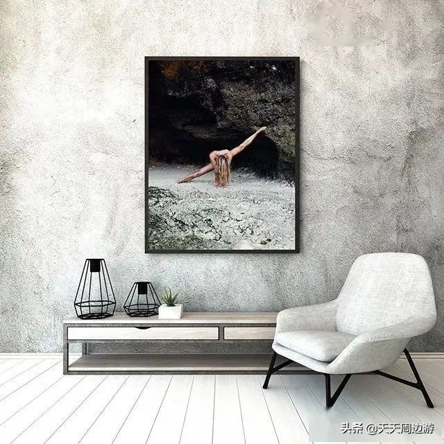 她在世界各地拍下裸照，吸引了8000万的粉丝，却没有一张是色情的