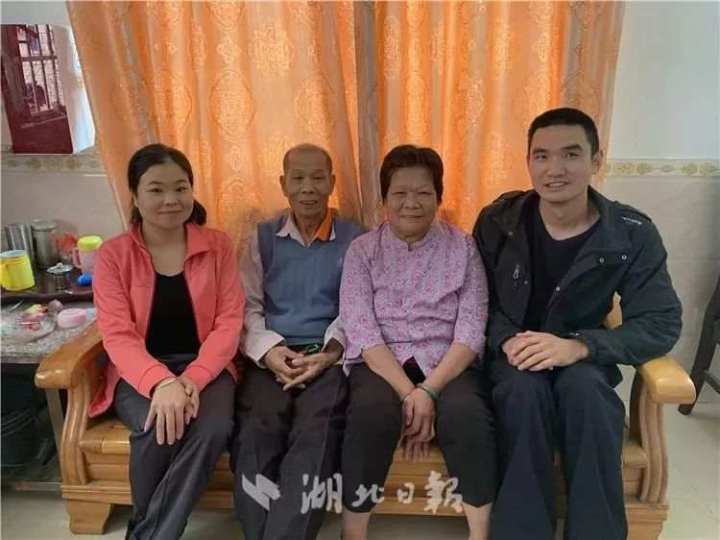 小伙儿替大学室友尽孝15年：“我就是你们的儿子”