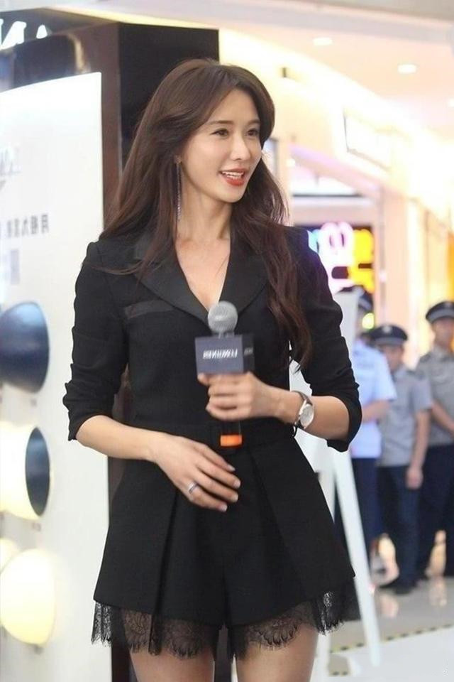 45岁为博热点太疯狂，西装连体裤玩光腿还不够，露蕾丝*裤底**太尬了