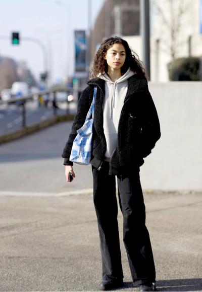 秋冬季节卫衣单穿有些冷，加件外套一起穿，舒适时尚又有范儿