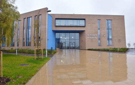 心情抑郁的英国女生想振作一下把头发染成粉色，被学校隔离两天