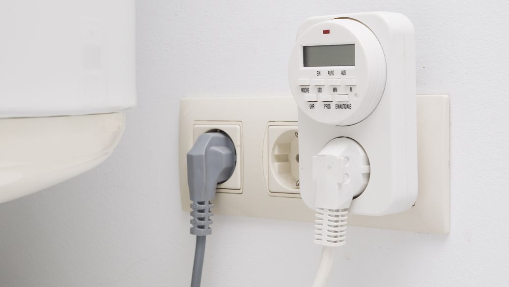 电热水器常开多少度最省电,电热水器是常开省电还是断电省电