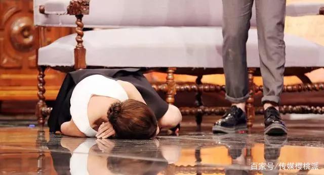 柳岩又摔倒了！在一次成功跌上焦点，艳压全场，网友跌的好