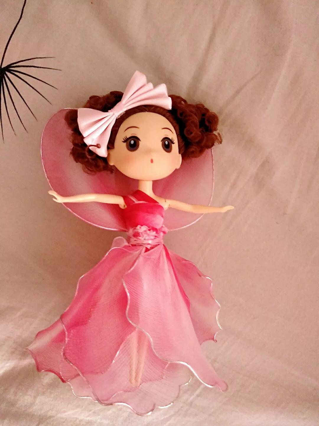 用袜子给芭比娃娃制作古装衣服,把袜子套在小孩头上