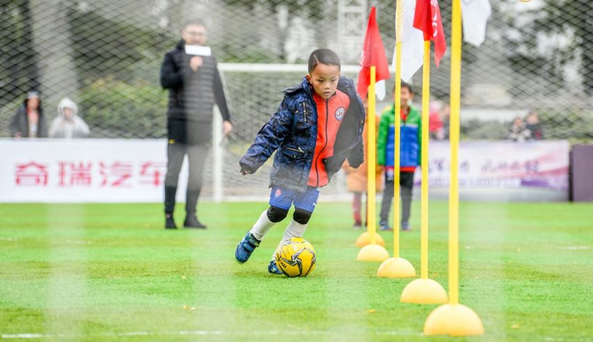 在足球场上如何跟对面的人交流,在足球认识很多朋友