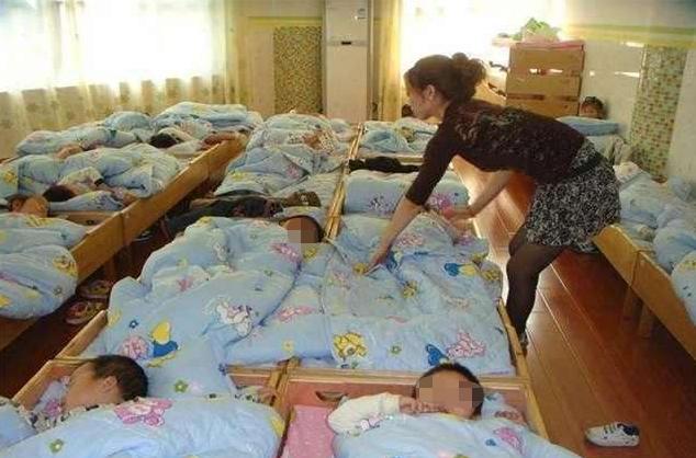 幼儿园午睡,3岁男孩脸红满头大汗,女老师掀开被子后很尴尬