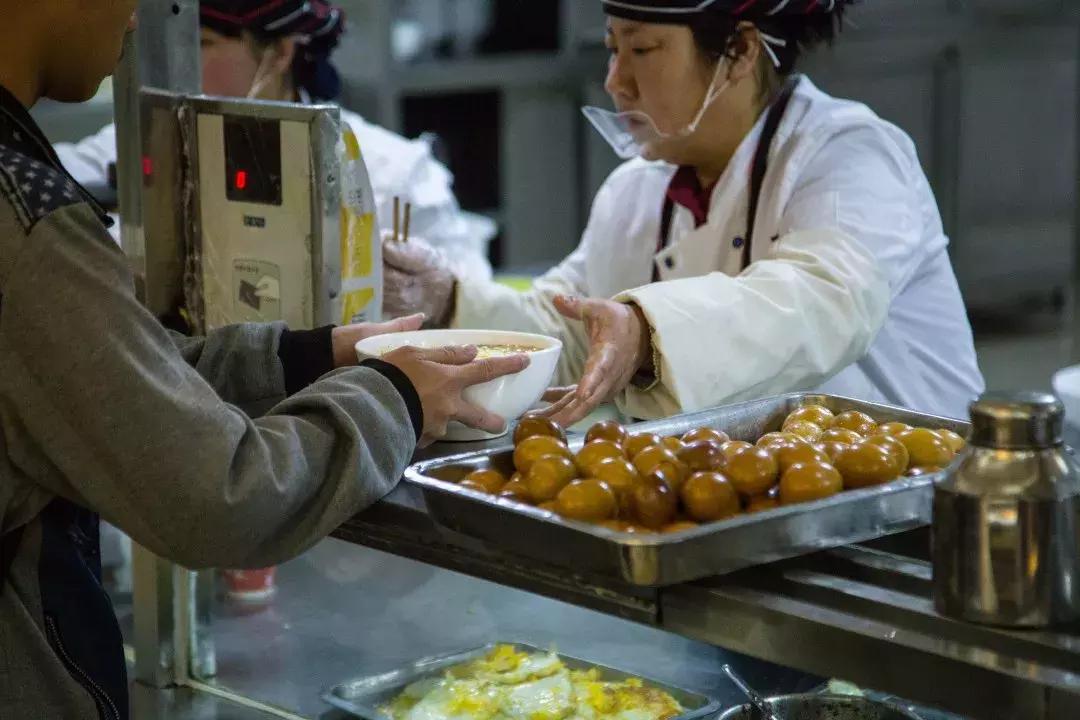 叫醒你的不是闹钟是给孩子做饭,清晨叫醒你的不是闹钟