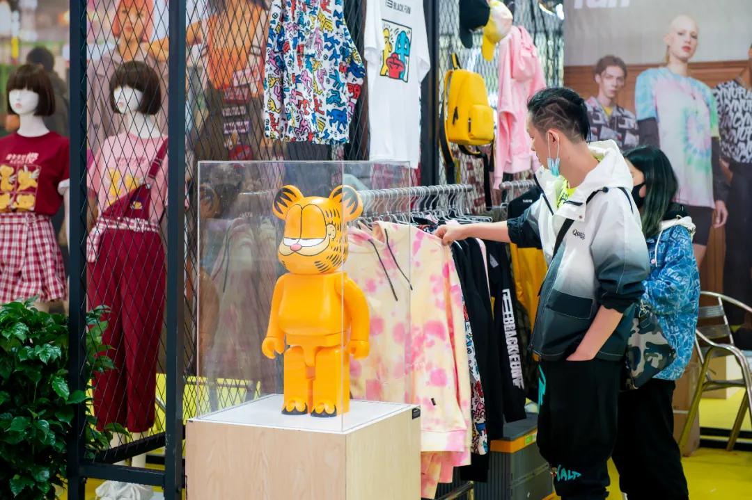 周末逛天府文创集市感受生活美学,周末逛市集看潮雕秀