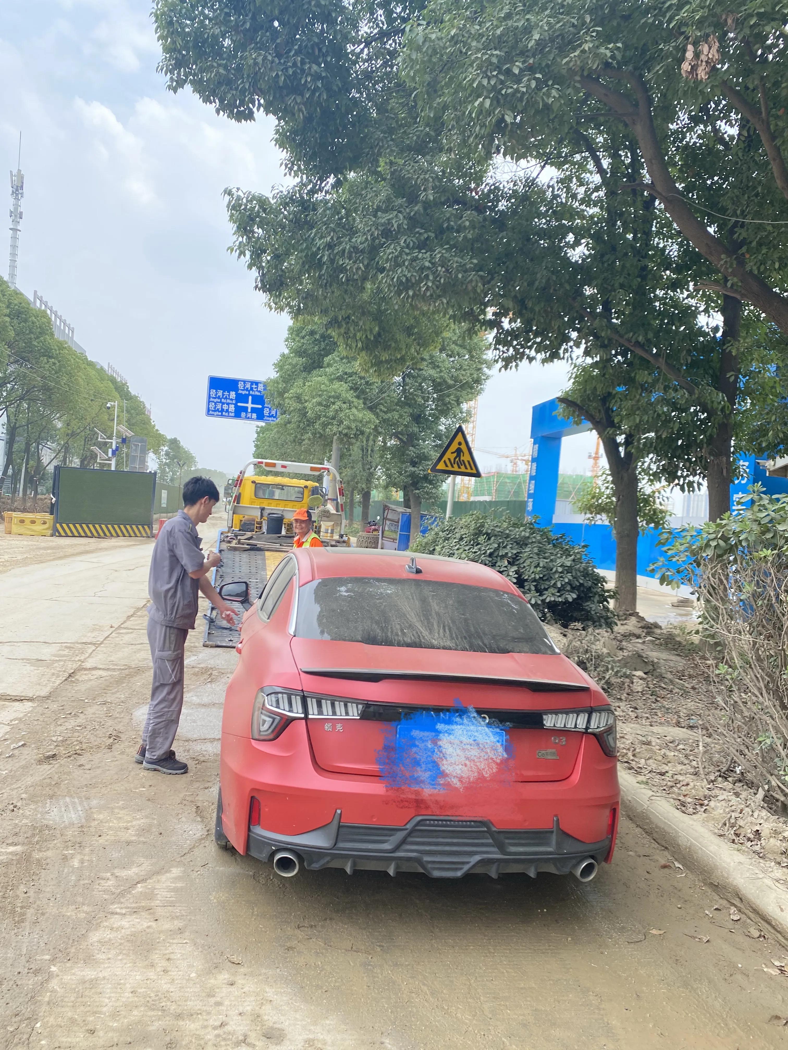 领克03低速行驶车辆无损伤无刮擦无碰撞弹出安全气囊并爆炸