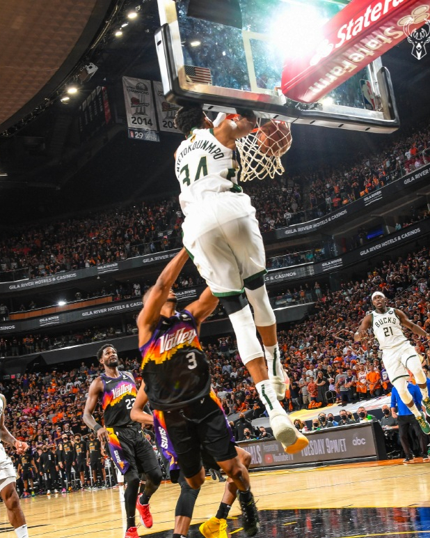 字母哥惊天隔扣尼克斯,字母哥隔扣詹姆斯的视频