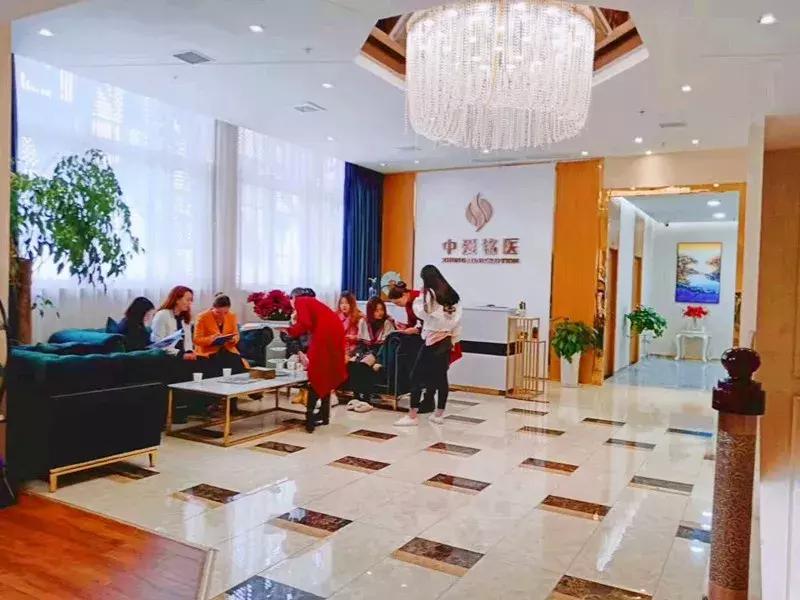 揭秘！天津路这家店，门口停满豪车！还不时有各种靓丽女子进出.