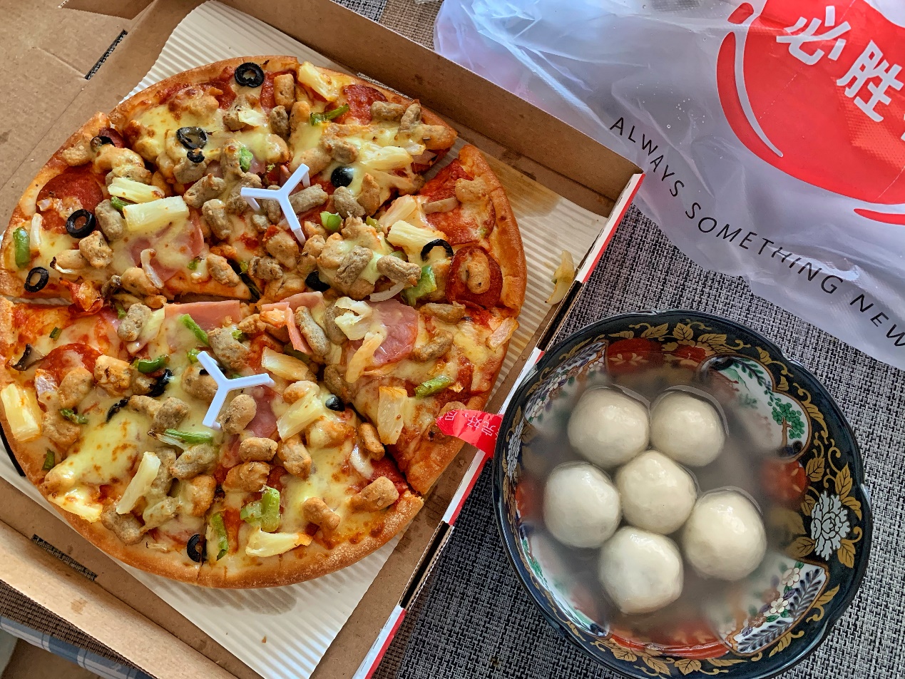 味蕾*击狙**!隔离在家过元宵,点了必胜客配汤圆