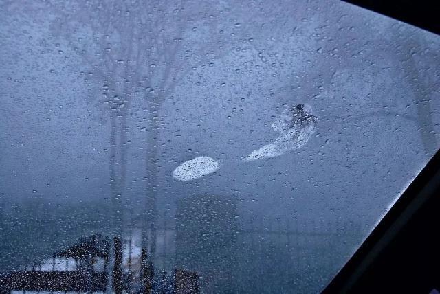 冬天开车车窗起雾开窗,冬天车窗起雾用热风还是冷风除雾