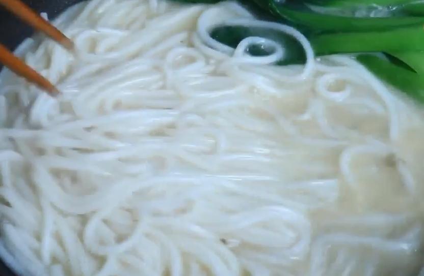 大米别只会煮米饭了,轻松两步自制米粉,爽滑劲道,比面条还好吃