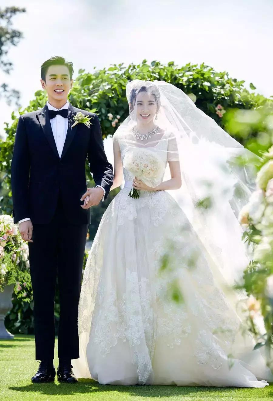 15万颗施华洛世奇水晶,eliesaab婚纱