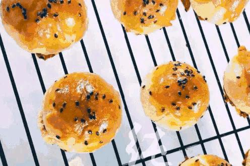 靠“较劲”成功逆袭的吴昕，3分钟卖6400颗蛋黄酥，真的那么好吃