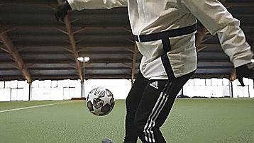 实况足球手机版花式过人技巧,五个过人小技巧