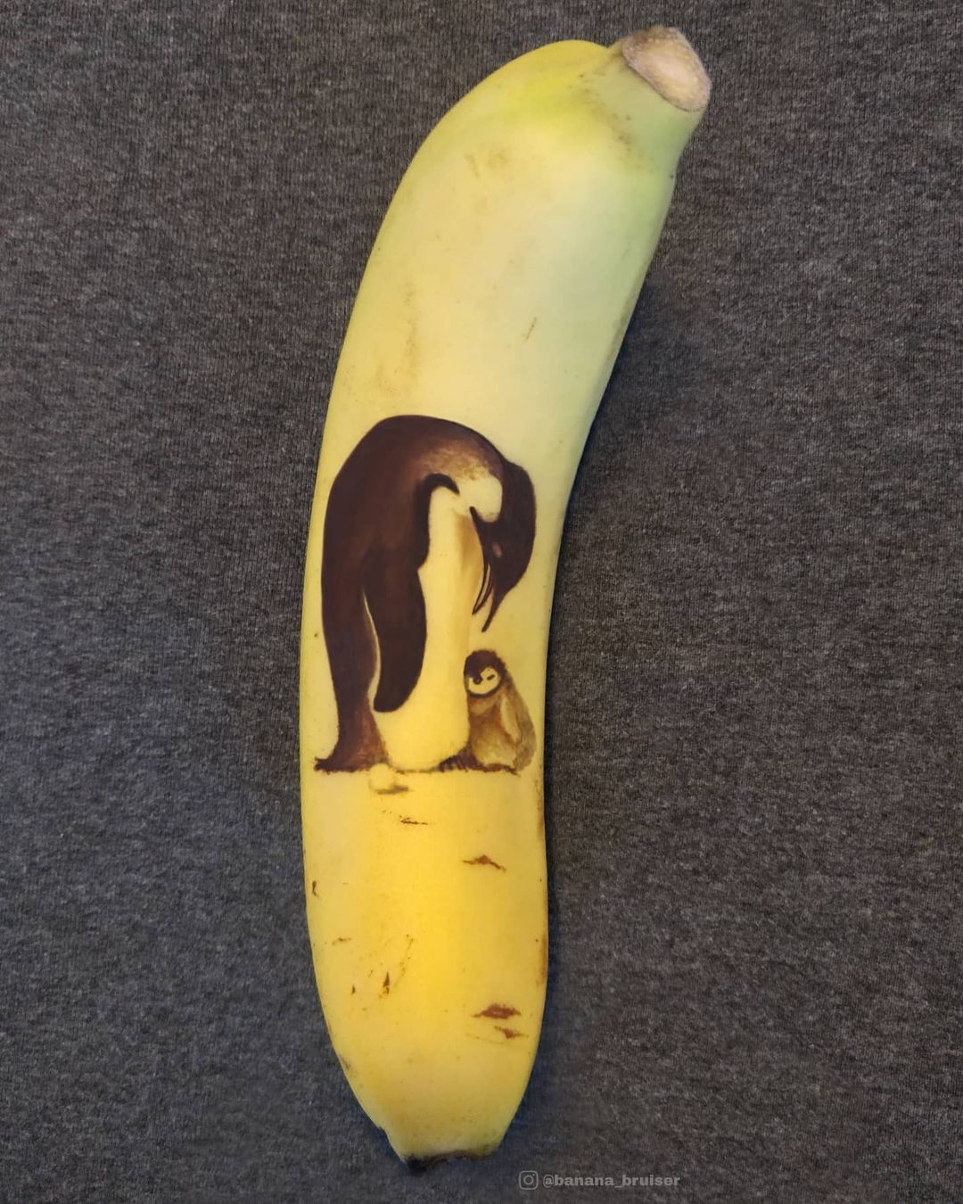 美国日餐厅女店员用香蕉在店内拍性感视频，引来卫生官员突击巡检