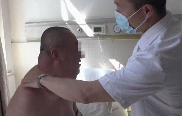 62岁大叔喝出河马脖,62岁大爷酗酒40年喝成河马脖