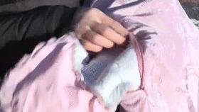 怀疑皮毛一体是“粘的”,顾客店内“撕衣服”