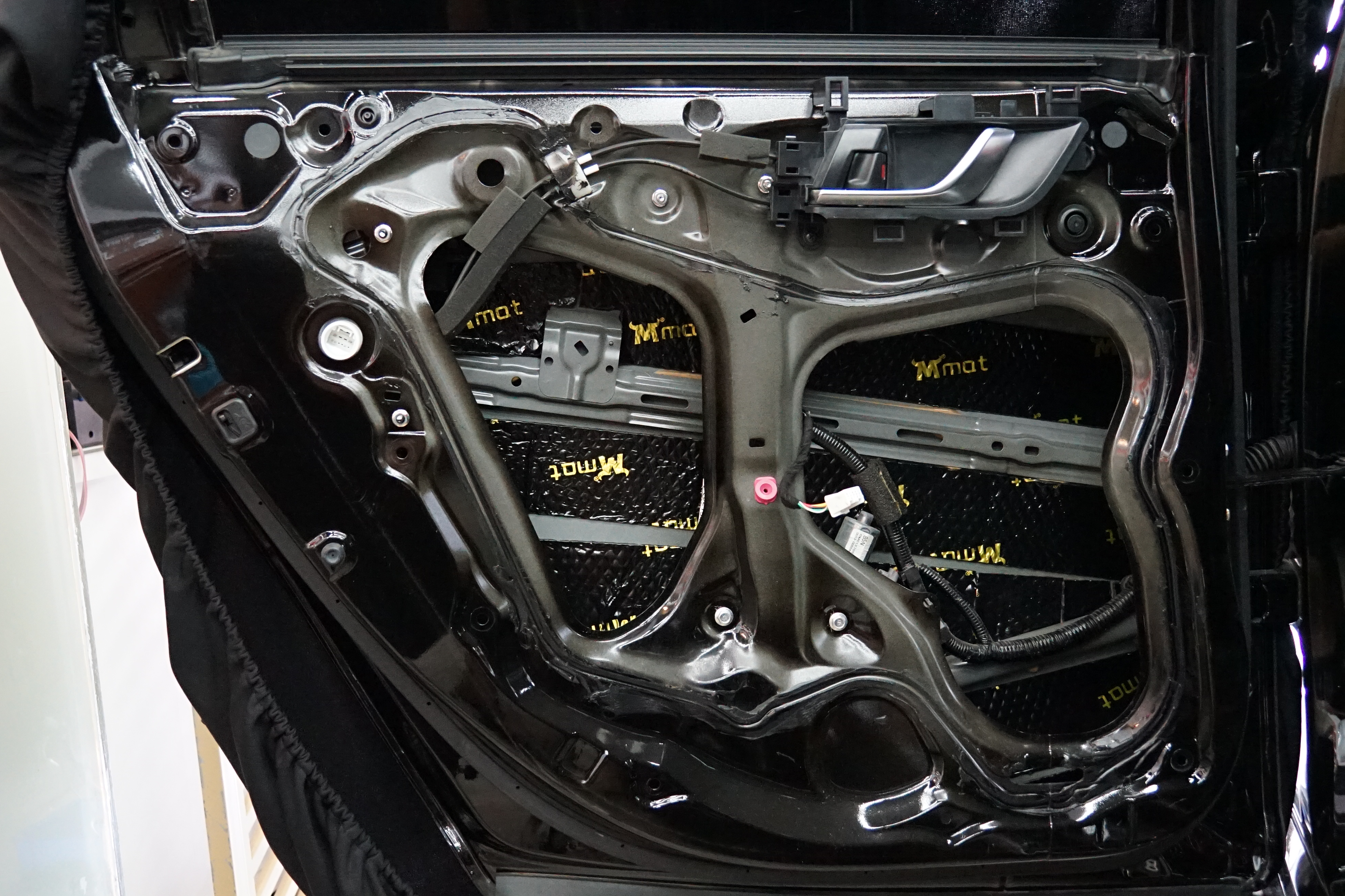 本田雅阁改装超薄爱威V8低音炮追求好音乐-广州车乐声汽车音响