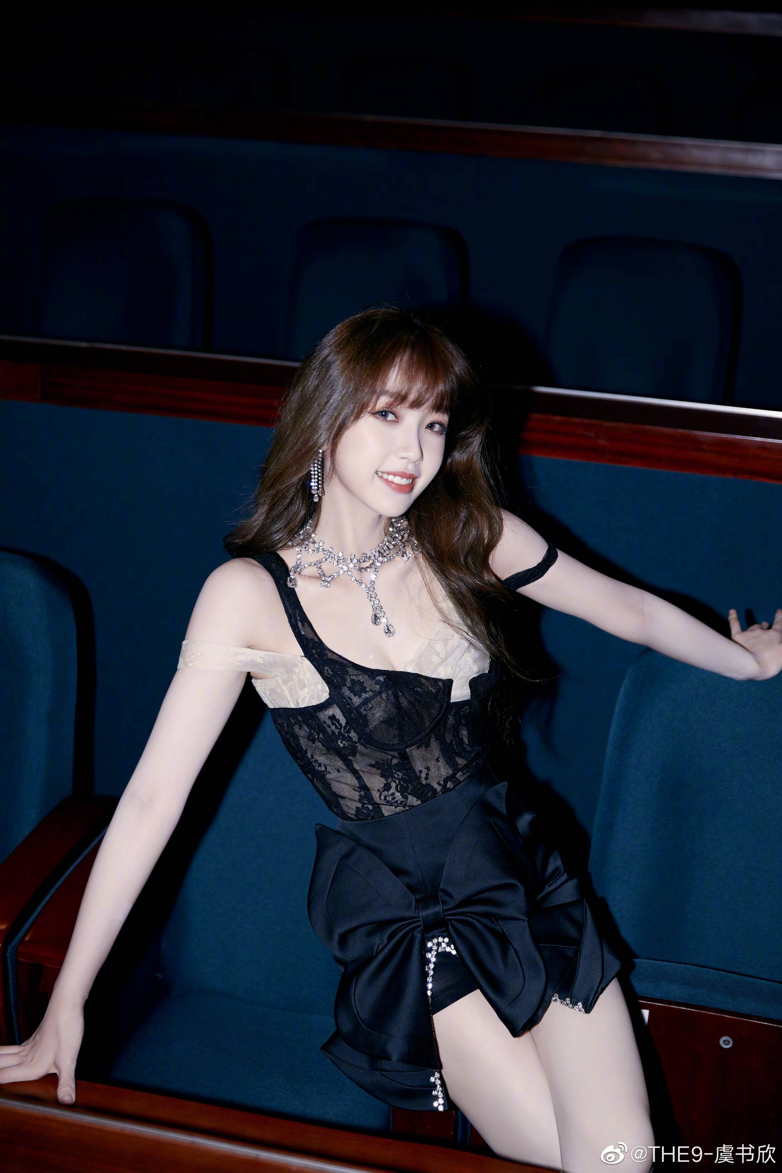 虞书欣穿粉色露脐装配百褶裙,虞书欣穿蓝色蝴蝶结抹胸裙去哪里