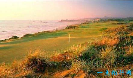 全球十大顶级高尔夫球场，圆石滩高尔夫球场因其迷人的风景而闻名于世，它位于美国西海岸的圆石滩