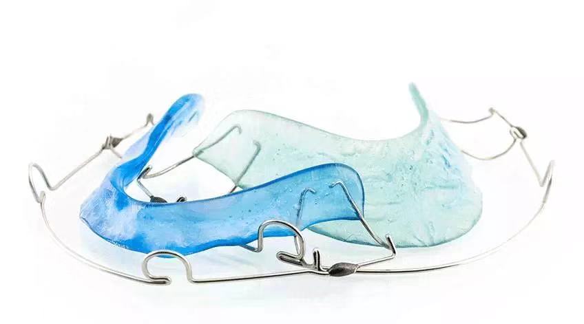 地包天戴牙套为什么牙套只戴上面,一个牙齿的牙套矫正的全过程