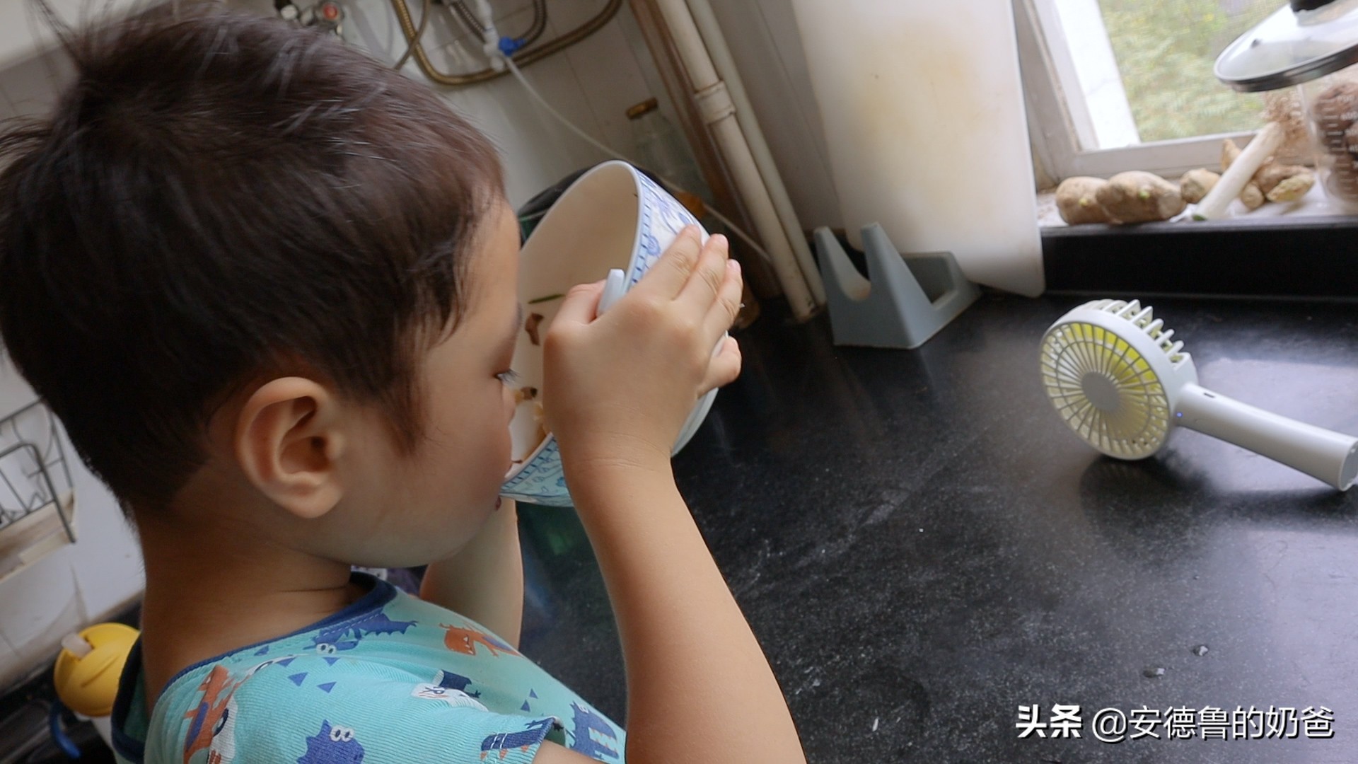 奶爸在家带着娃做馄饨现包现煮真材实料小朋友吃了一大碗