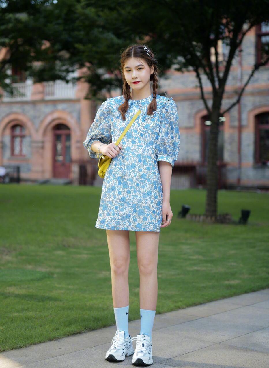 今年秋天最时髦的袜子穿法,穿袜子可以搭配的平底单鞋