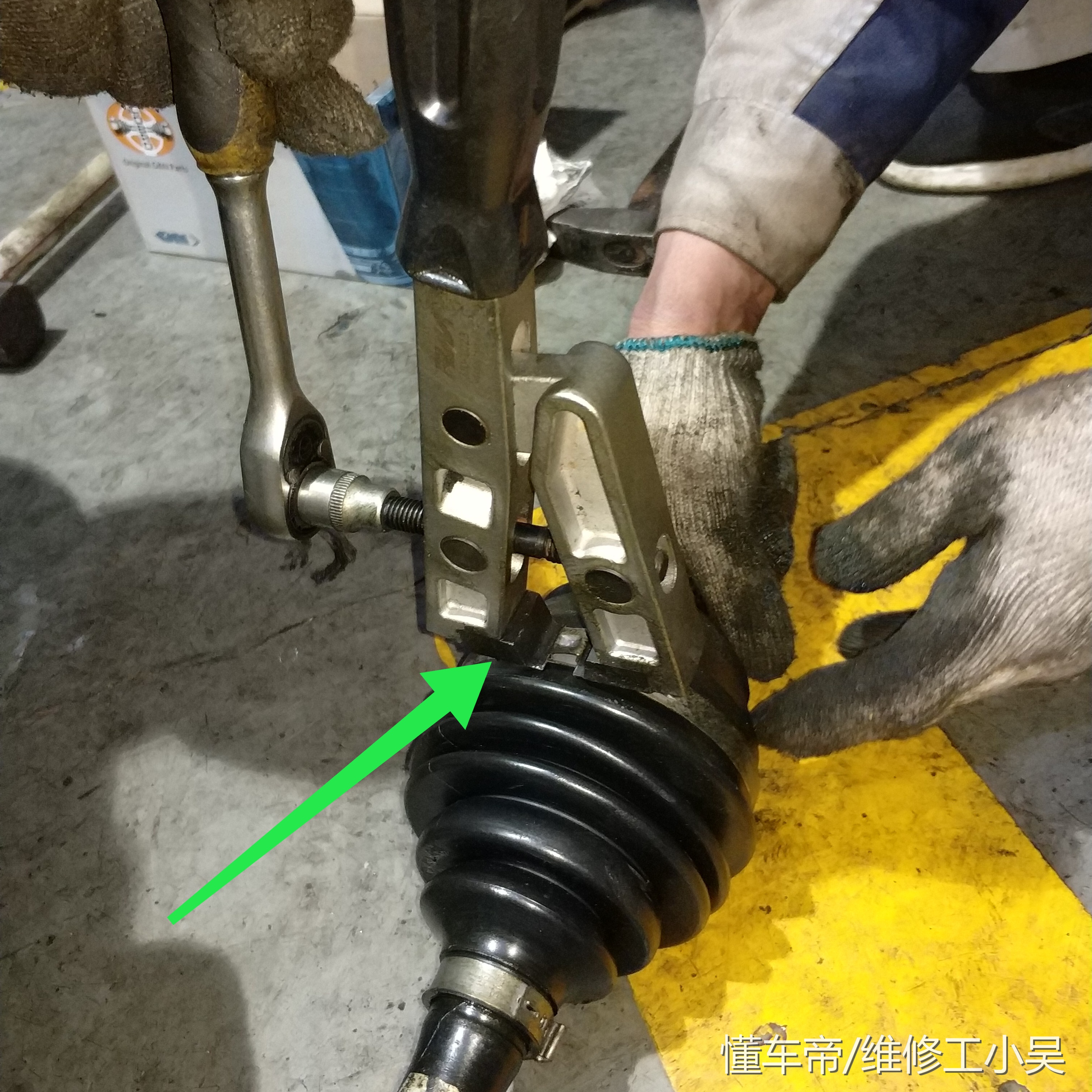 大众途锐方向机漏油维修,途锐喷油嘴密封圈换了还是要漏