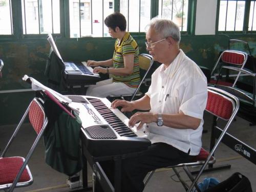 中老年自娱自乐弹电子琴的方法,老年自学电子琴有书吗