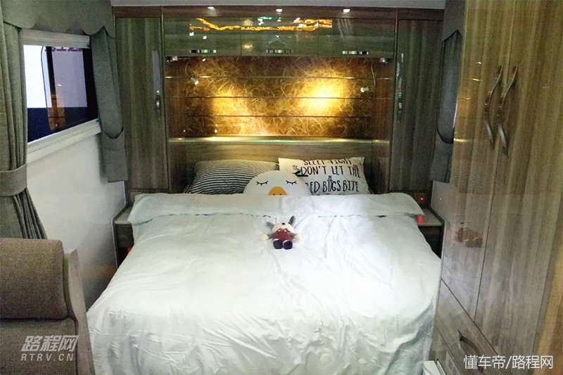 超级豪华8米双轴拖挂式房车,19.98万的皮卡房车
