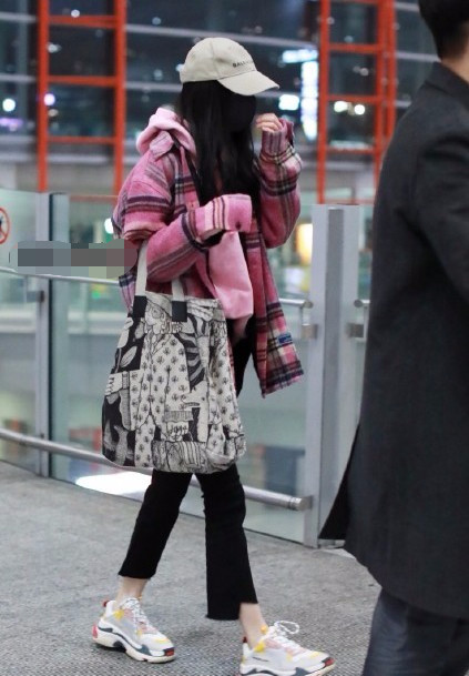 杨幂穿居家服被认出,杨幂出席活动穿搭短裙和小腿袜