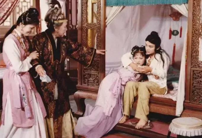 红楼梦贾宝玉为什么不喜欢薛宝钗,红楼梦中众人对贾宝玉的评价