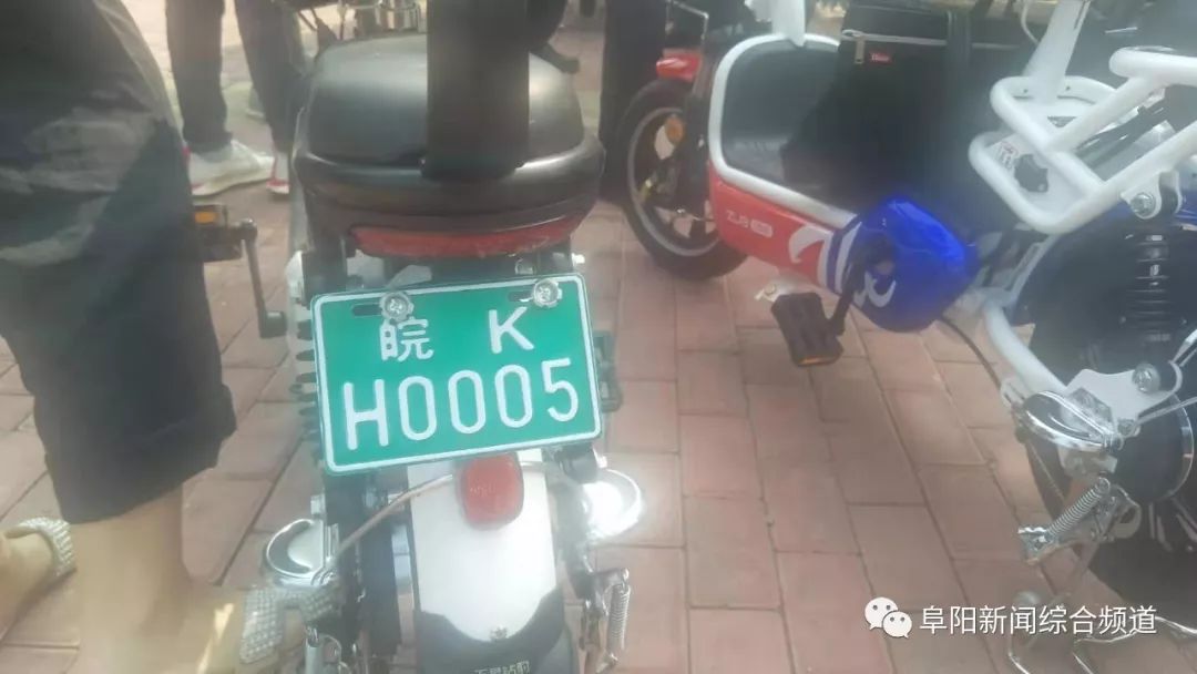 刚刚！皖KH0001！被这位美女拿到了