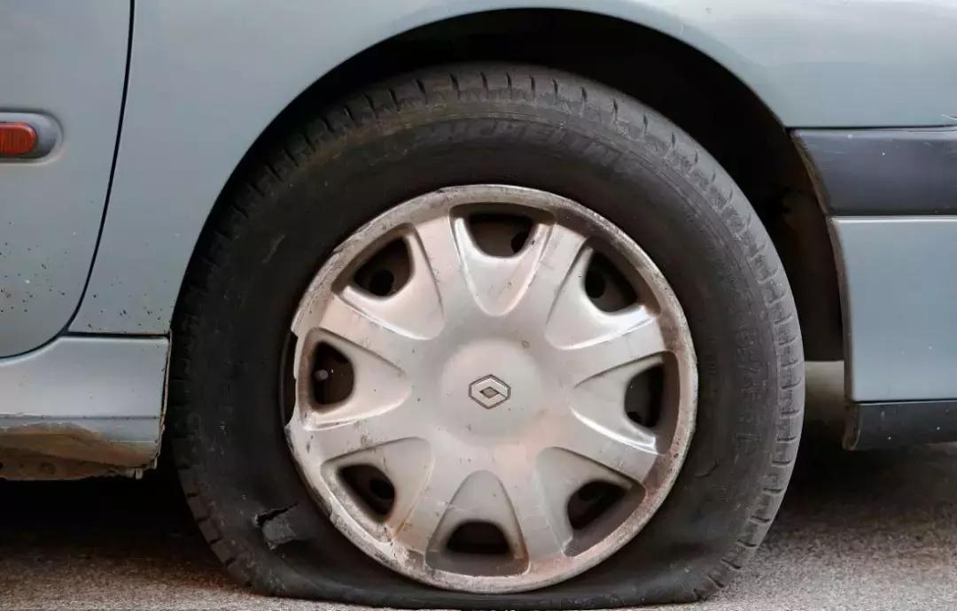 轮胎被钉子扎了没气了怎么办,汽车轮胎被钉子扎破还能继续开吗