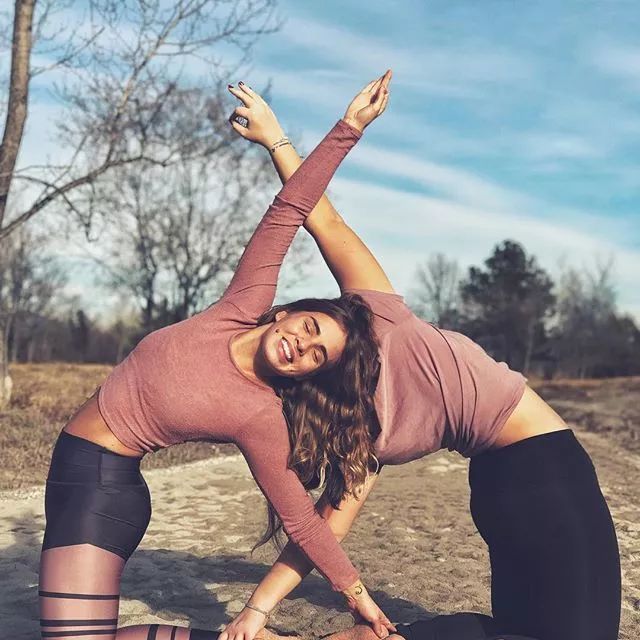 瑜伽蹲式瘦腿最快方法,拉伸大腿外侧肌肉的瑜伽体式