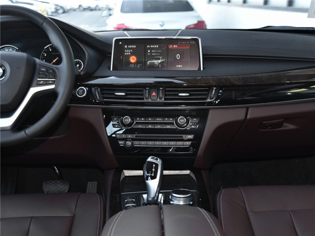 家用一辆宝马x5再配一辆什么车,2.0t的宝马x5是多少年轻人的梦