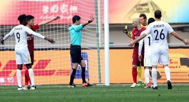 中超比赛角旗杆断裂，球员自己维修！网友：可以入选2018感动中国