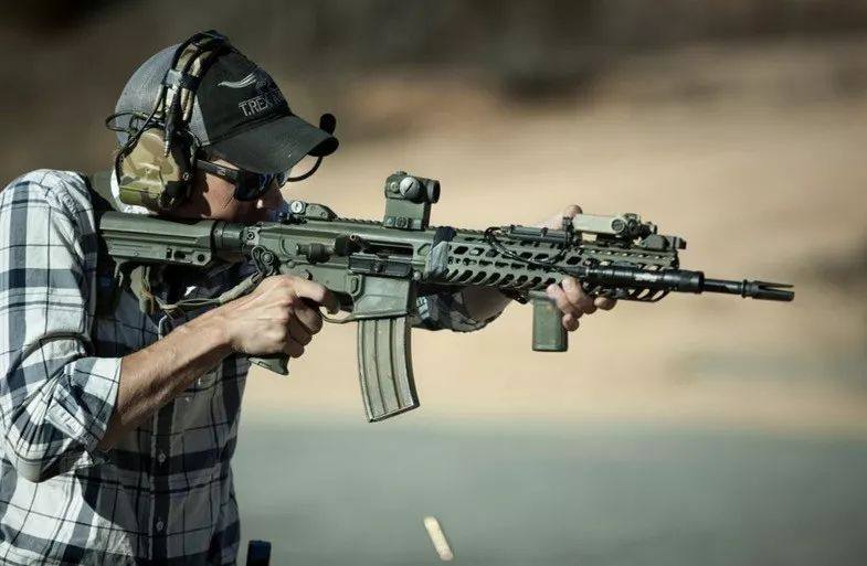 战术卢卡斯完整版,战术教父卢卡斯射击视频