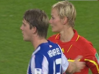 女裁判被袭击集锦,足球女裁判被袭视频