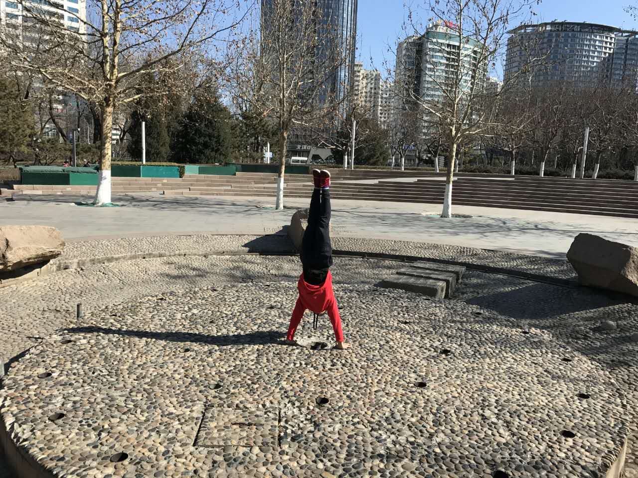 想学倒立走初学,想学倒立哪种倒立更容易学